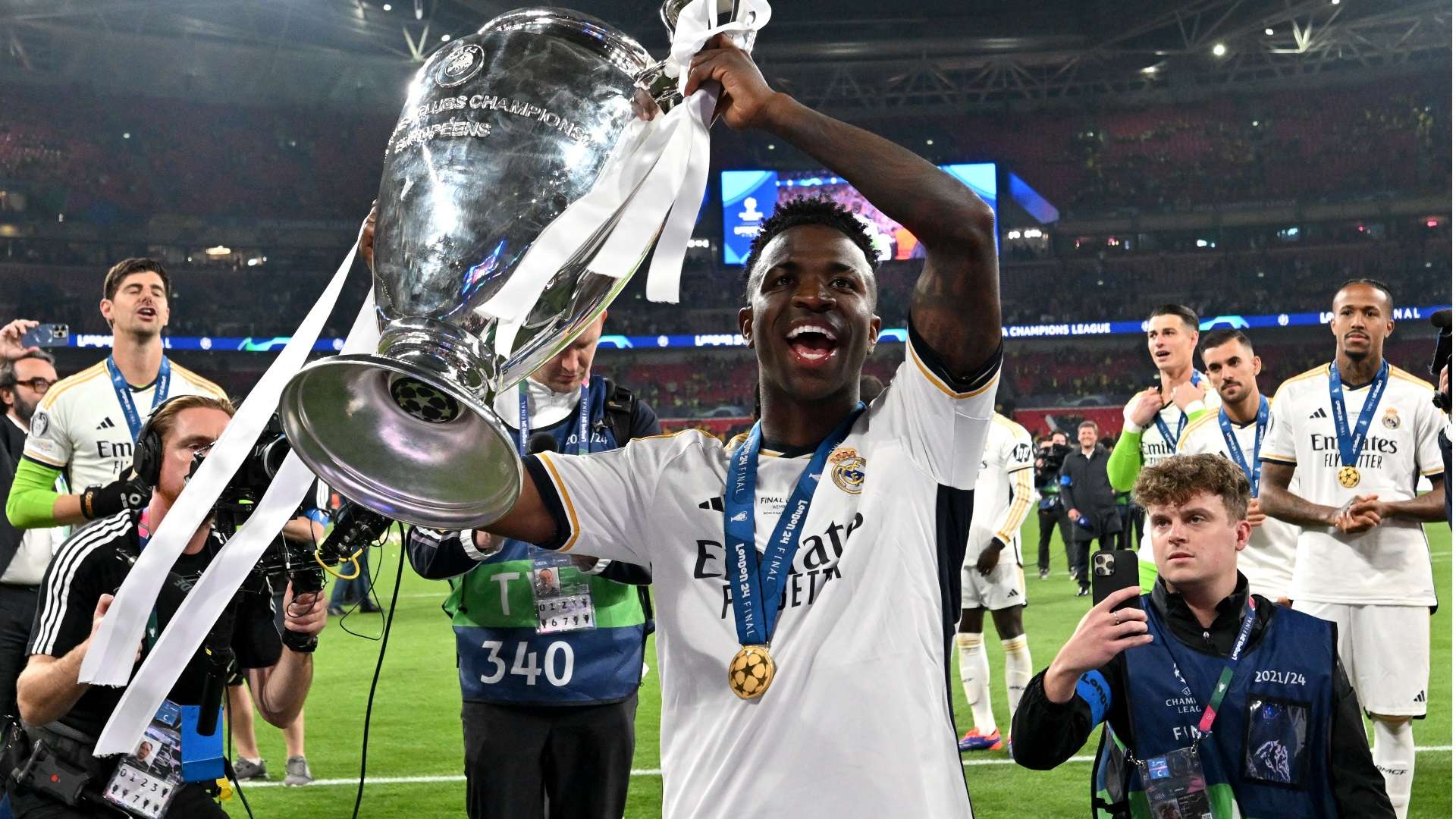 [NBA]里夫斯反击背传 詹姆斯扛着默里打成2+1.